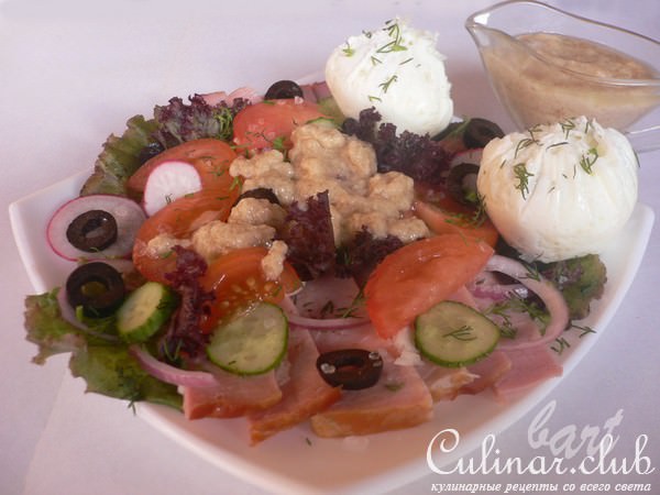 Салат с томатами и яйцами-пашот под соусом Скордалия.
