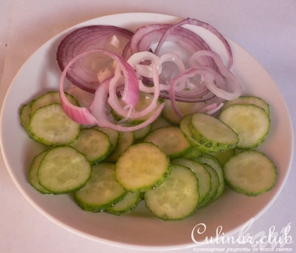 Салат с томатами и яйцами-пашот под соусом Скордалия.