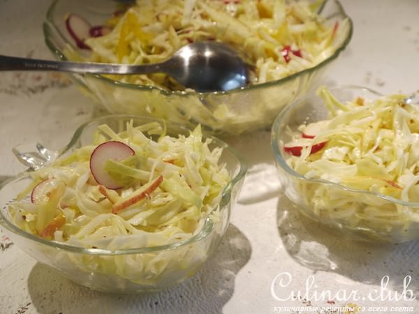 Салат из капусты с яблоком, редиской и конфитюрной заправкой