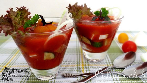 Освежающий салат-коктейль с пикантным вкусом