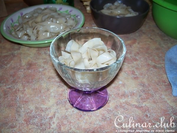 Салат из рисовой лапши с томатами черри и базаликом