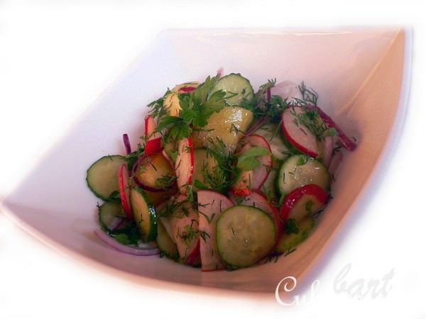 Салат картофельный с редисом и огурцами.