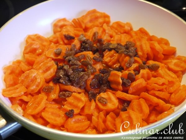 Пикантный морковный салат с брынзой и фруктовой заправкой