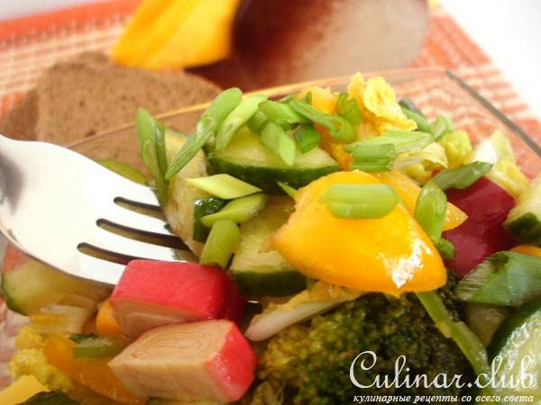 Салат с брокколи, кукурузой и крабовыми палочками.
