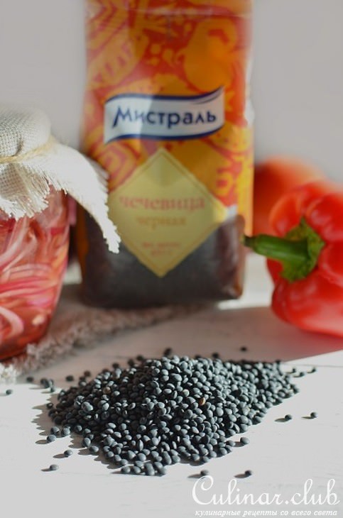 Салат из чечевицы с маринованным луком