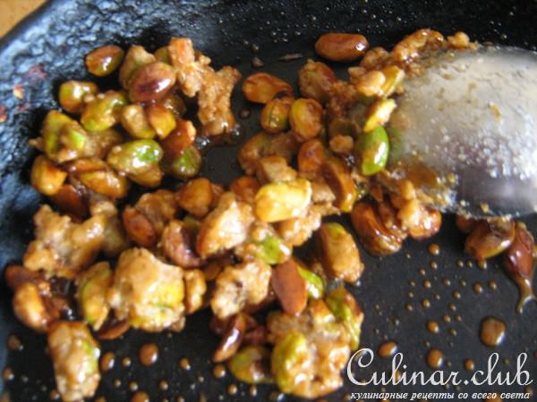 Салат из свеклы с карамелизированными фисташками.
