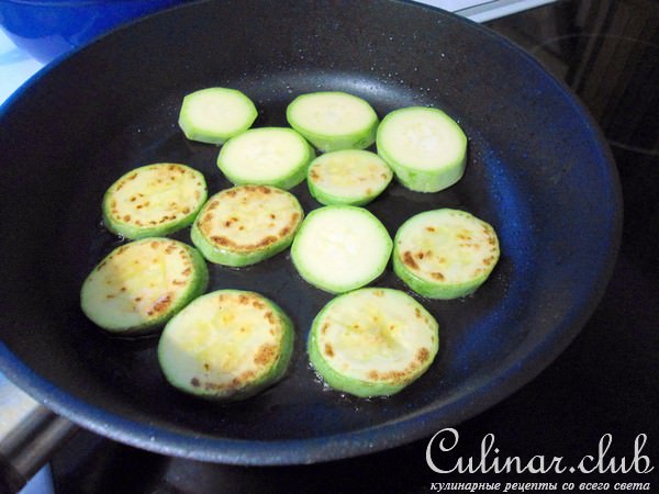 Жареные кабачки с сырным салатом.