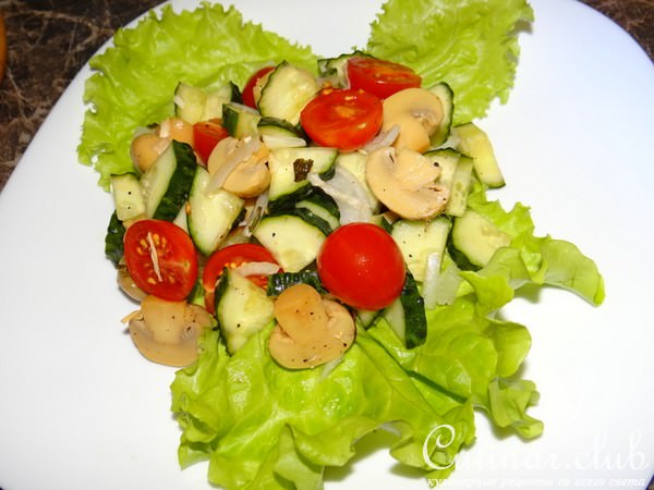 Легкий салат с овощами, шампиньонами и фетой