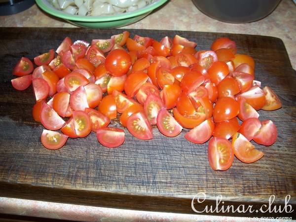 Салат из рисовой лапши с томатами черри и базаликом
