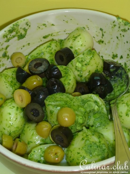 Теплый картофельный салат с зеленым соусом