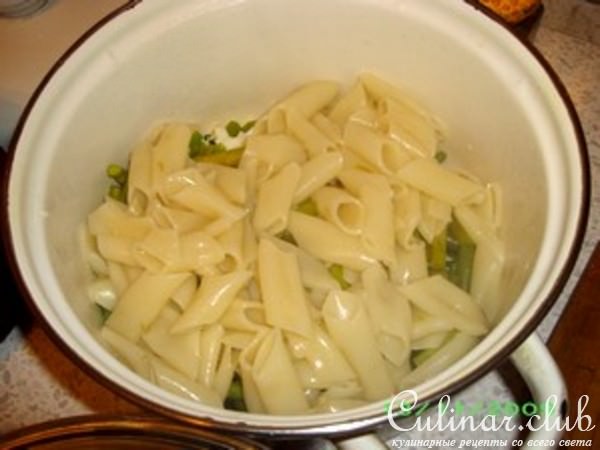 Салат с макаронами и зеленой фасолью