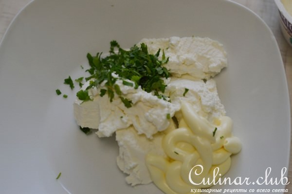 Салат из козьего сыра со свеклой в хлебных корзинках.