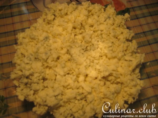Салат из курицы и 3-х сортов сыра.