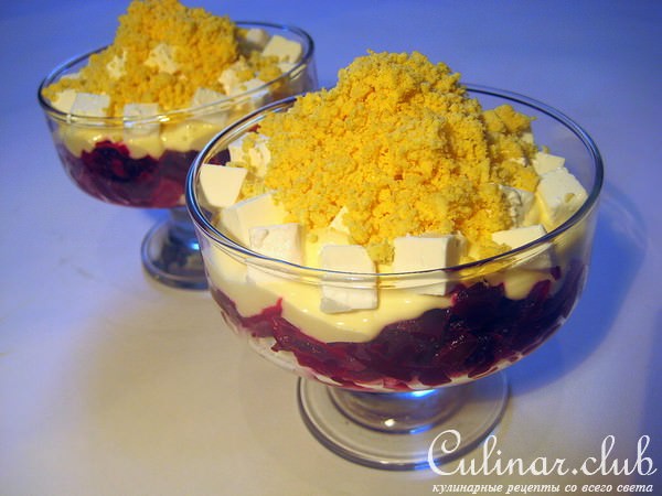 Закуска из свеклы с брынзой и яйцом.