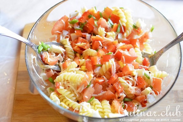 Салат из FUSILLI , лосося и овощей.
