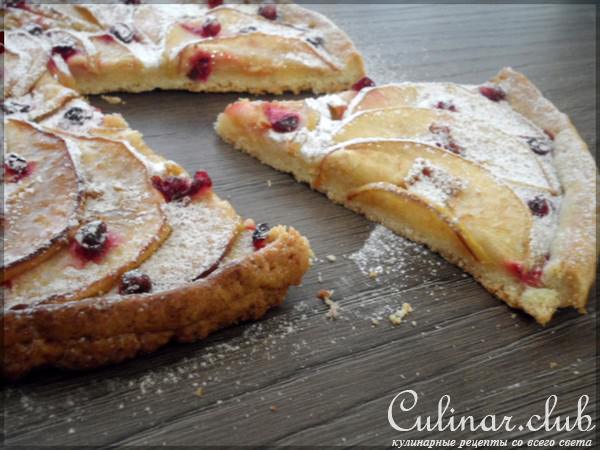 Пирог с яблоками и брусникой из песочного теста