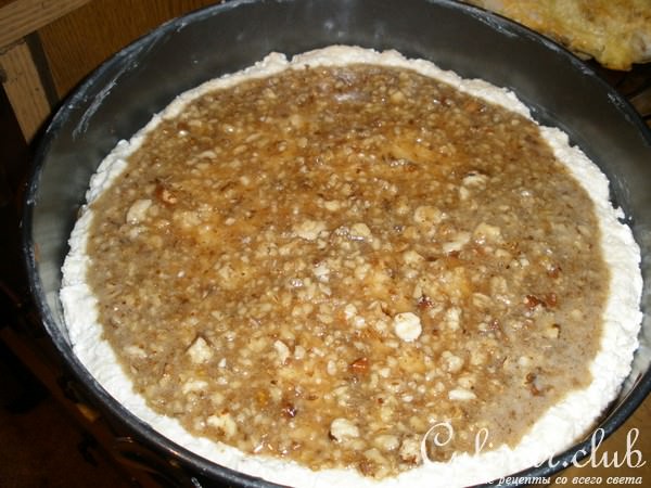 Творожный пирог с медом и орехами