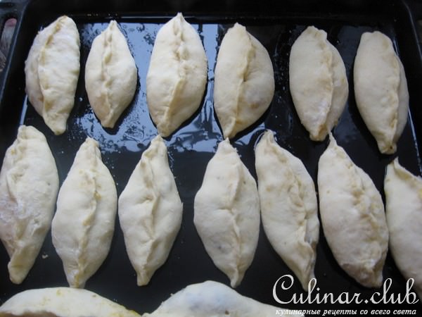 Пирожки десертные с тыквой, черносливом и грецкими орехами