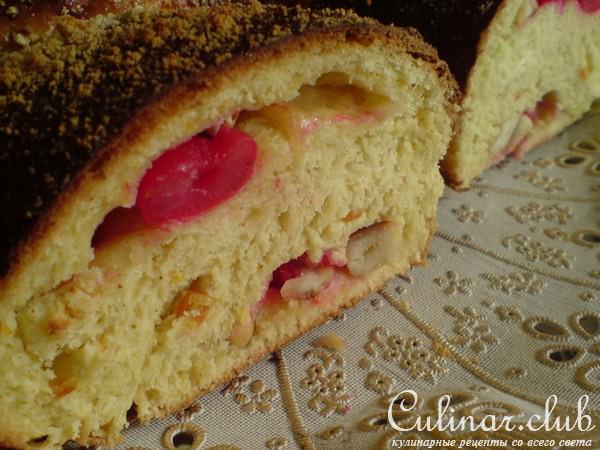 Витая булка с вишнями и орехами