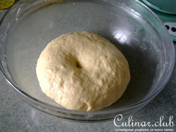 Пирог из сдобного теста с творожно-яблочно-ягодной начинкой и булочки
