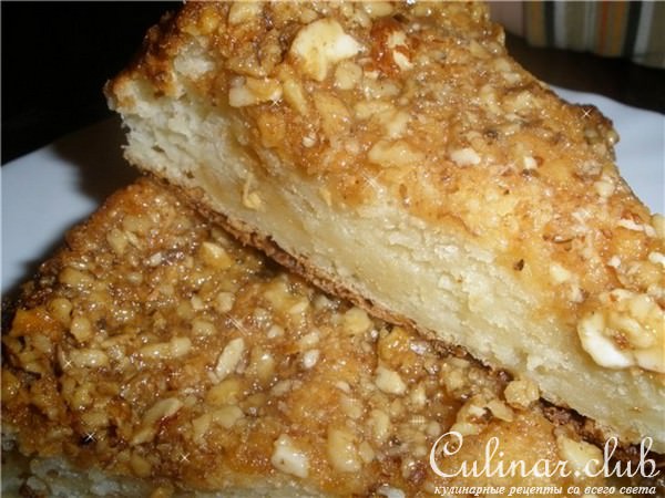Творожный пирог с медом и орехами