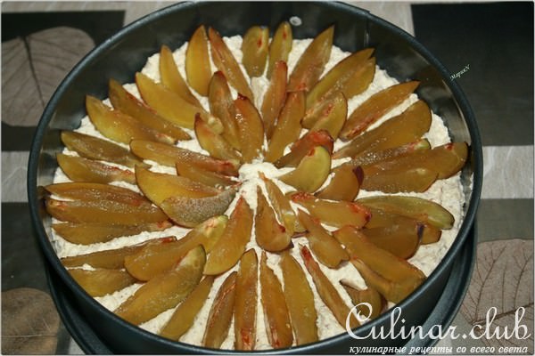 Ореховый пирог со сливами.