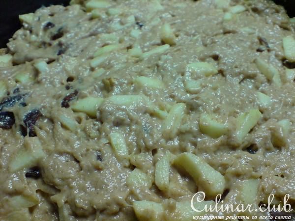 Яблочный пирог с финиками,орехами и корицей