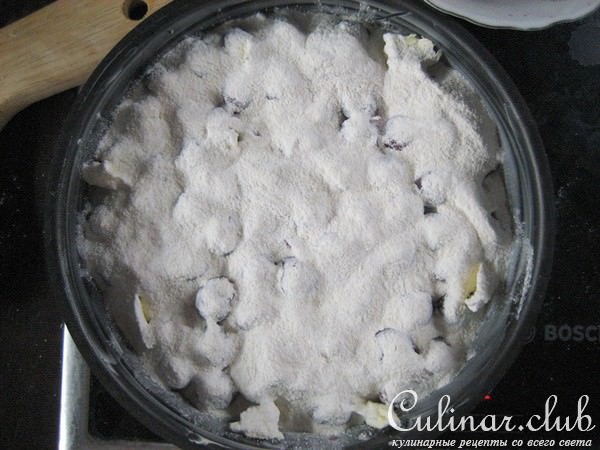 Миндально-вишневый пирог с соусом из белого шоколада
