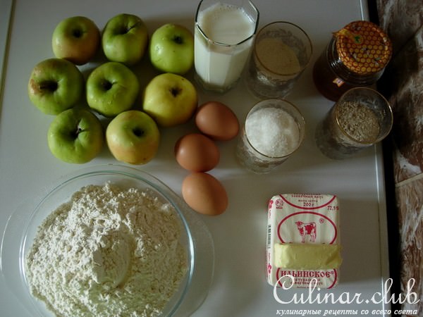 Пирог-пудинг с яблоками, медом и корицей.