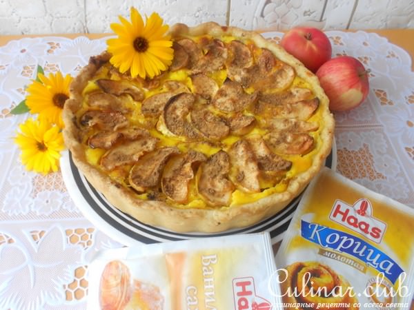 Ванильный сметанник с яблоками и корицей