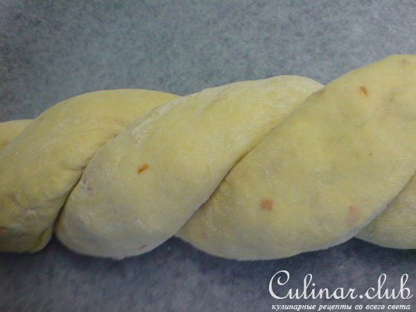 Витая булка с вишнями и орехами