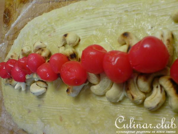 Витая булка с вишнями и орехами