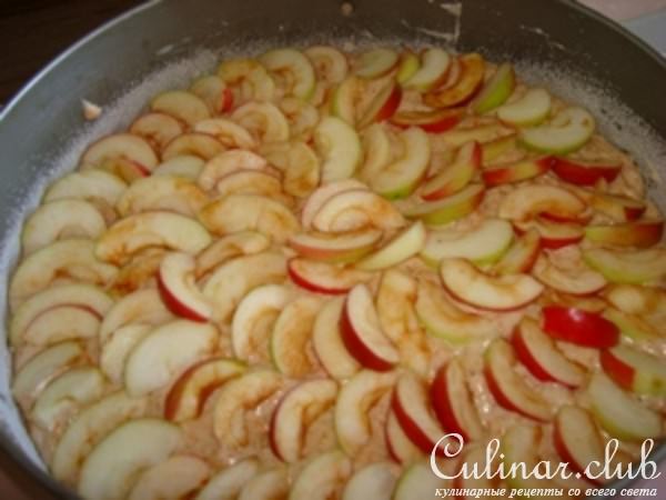 Яблочно-ореховый пирог с морковной стружкой