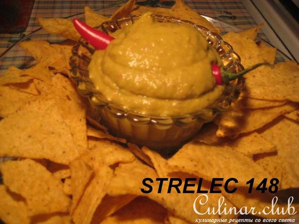 Кукурузные чипсы с соусом "Гуакамоле".