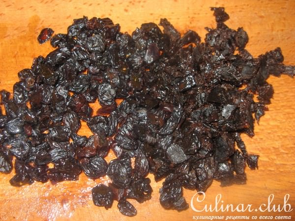 Грибной соус с изюмом и черносливом