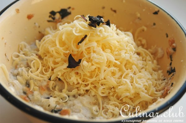 Мясной бульон с клёцками и зеленью.