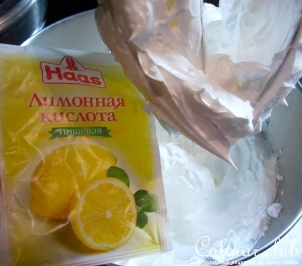 Миндальный торт с шоколадным муссом, безе и карамелью