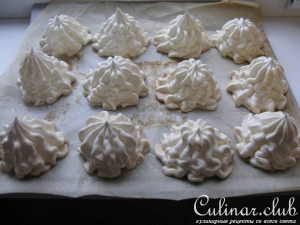 Безе (меренги) с шоколадным кремом.
