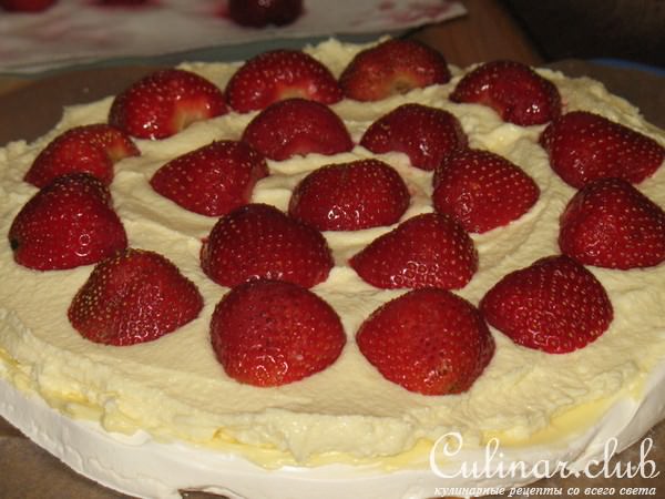 Безейный тортик с клубникой. Укутанный снегами и туманами.