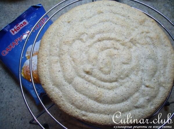 Миндальный торт с шоколадным муссом, безе и карамелью