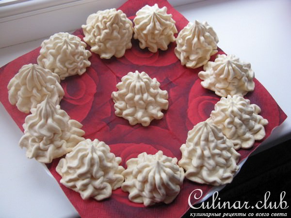 Безе (меренги) с шоколадным кремом.