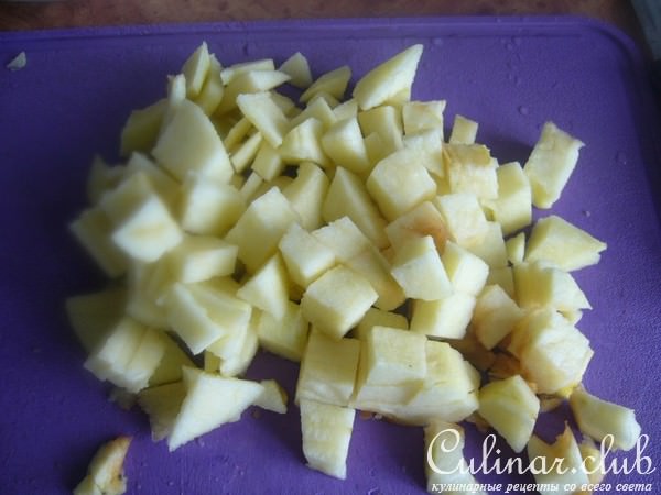 Шарлотка с яблоками и изюмом