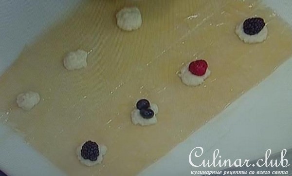 "Подарки" из фило с ягодами и соусом