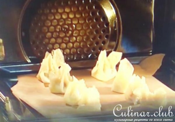"Подарки" из фило с ягодами и соусом