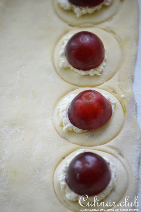 Мини слойки с виноградом