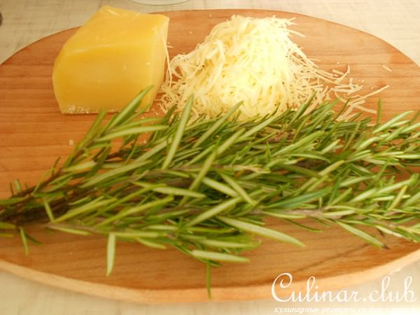 Хлебные твисты с пармезаном, розмарином и чесноком.