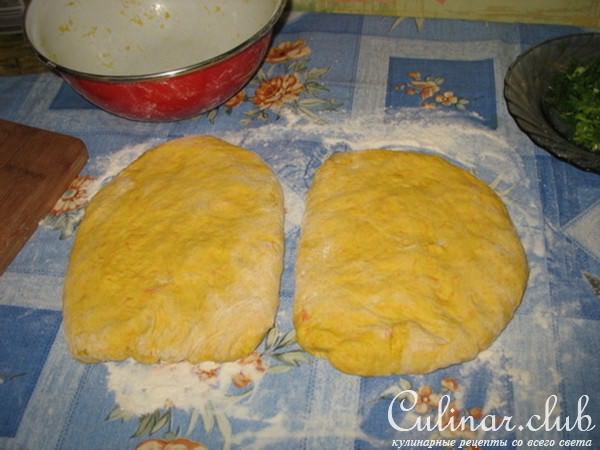 Тыквеный хлеб с зеленым луком и семечками