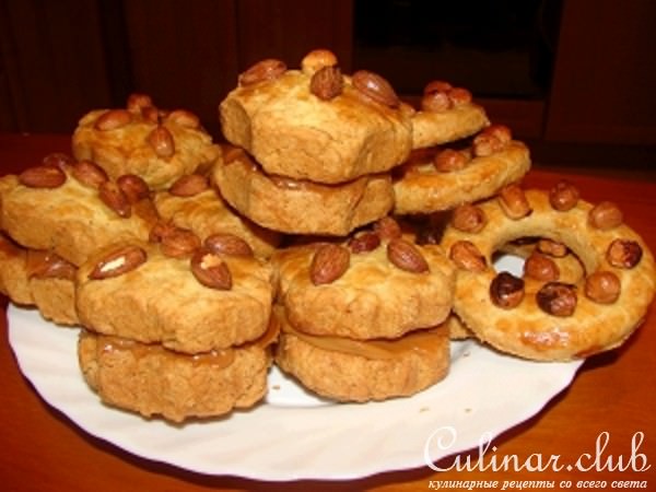 Песочные кольца и Печенье с начинкой из варёной сгущёнки.