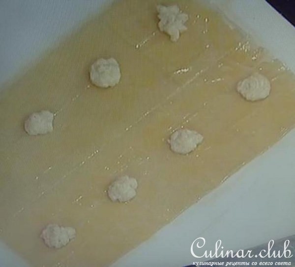 "Подарки" из фило с ягодами и соусом