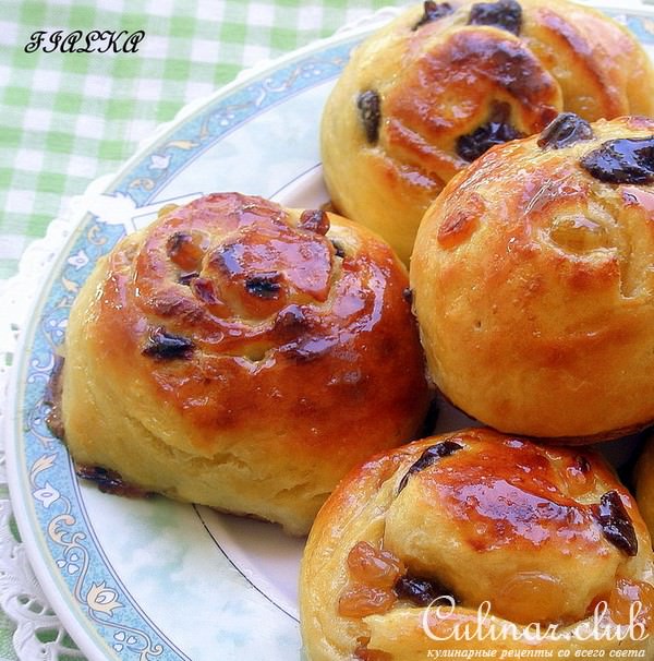 Плюшки с вишней и изюмом